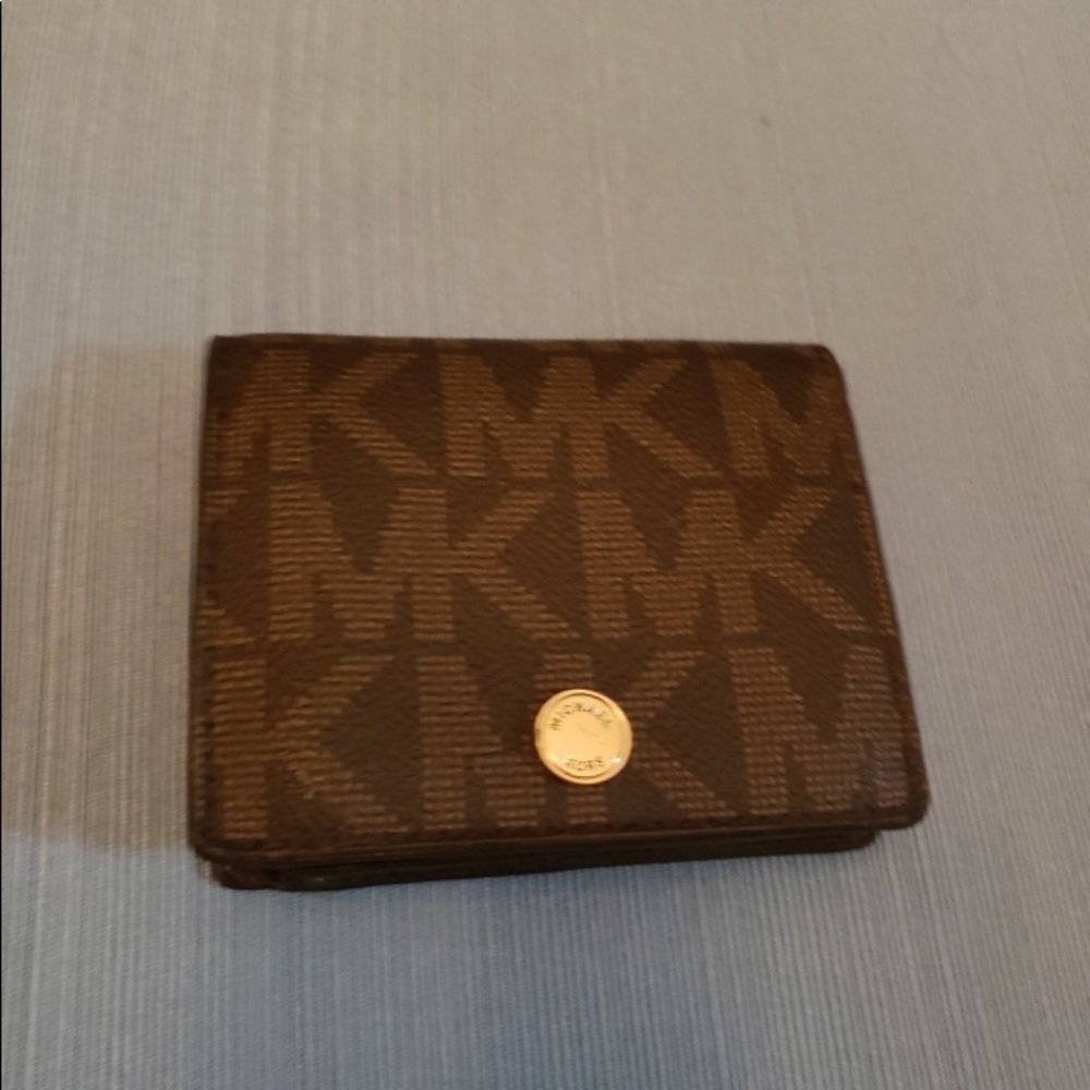 ADORABLE MICHAEL KORS WALLET